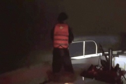 Tin tức trong ngày - VIDEO: Giây phút sinh tử trong đêm ở biển cửa Gianh