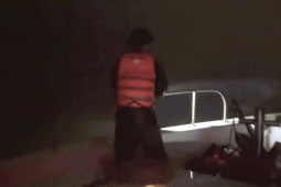 VIDEO: Giây phút sinh tử trong đêm ở biển cửa Gianh