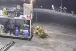 Tin tức trong ngày - Ôtô lao vào nhóm thanh niên uống nước ven đường, hai người chết