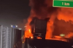 Tin tức trong ngày - Clip 3 ô tô lao vào nhau rồi cùng bốc cháy ngùn ngụt trên đường cao tốc Vân Phong – Nha Trang