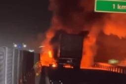 Clip 3 ô tô lao vào nhau rồi cùng bốc cháy ngùn ngụt trên đường cao...