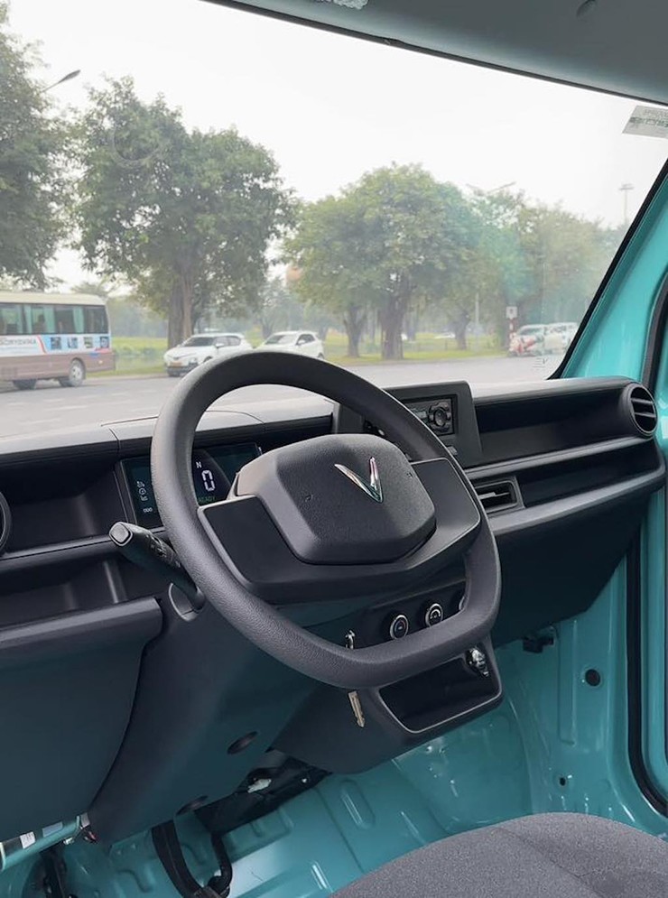 Khoang nội thất của VinFast EC Van tương đối tối giản