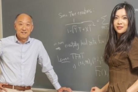 Ngôi sao toán bỏ làm giáo sư đại học, về đầu quân cho học trò 24 tuổi