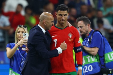 HLV Bồ Đào Nha mơ vô địch World Cup 2026, fan ngủ gật vì lễ bốc thăm dài lê thê