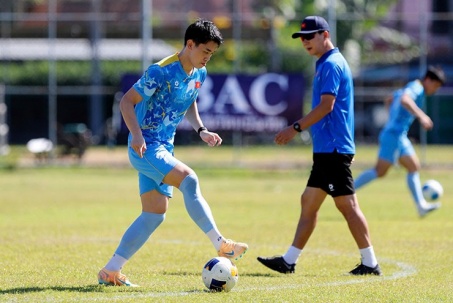 Thầy Kim cho U22 Việt Nam ra tập giữa trưa nắng, "lộ bài" đấu U22 Malaysia?
