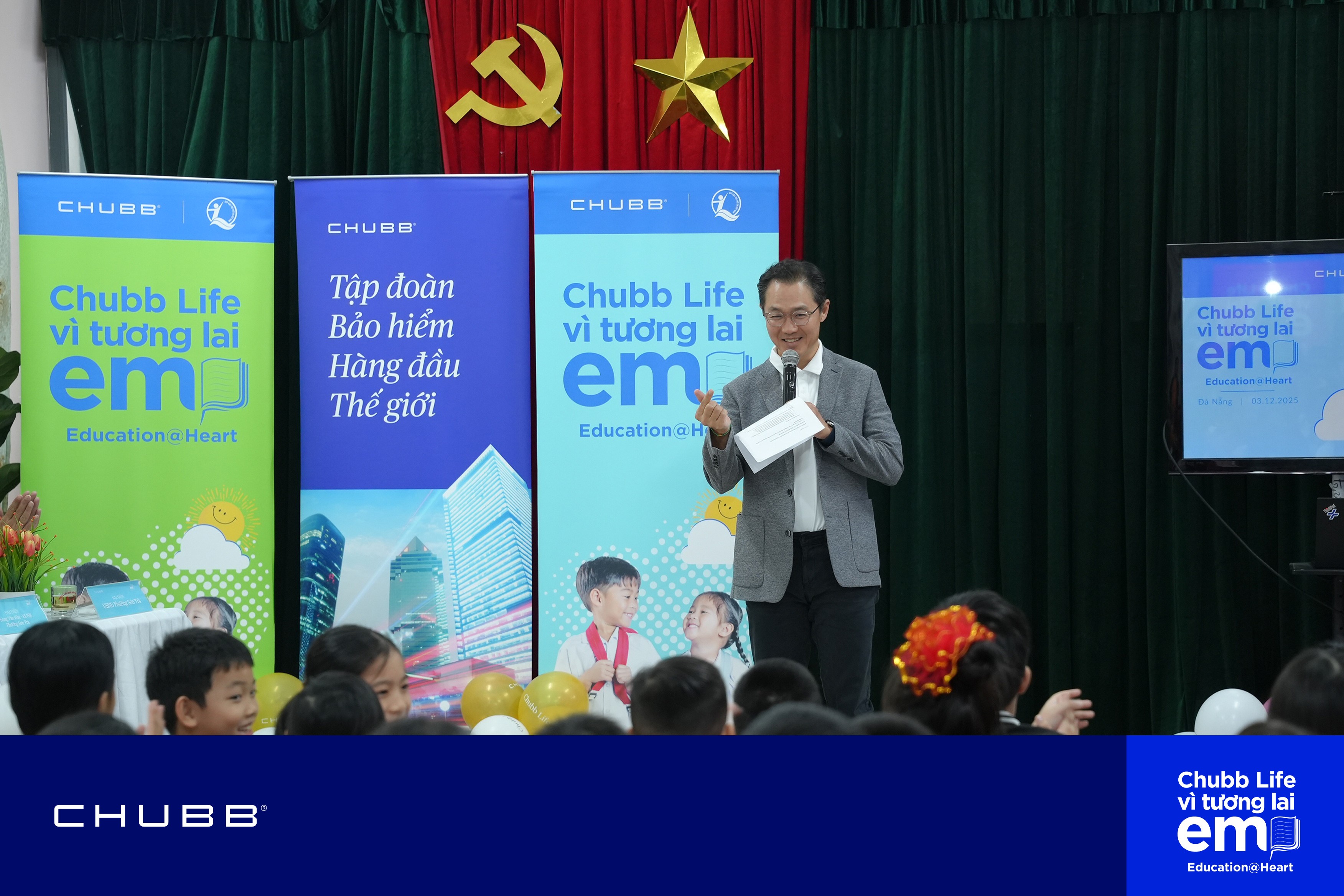 Tại điểm trao học bổng thuộc chương trình “Chubb Life – Vì Tương Lai Em”, Ông Sang Lee, Chủ tịch Chubb Life Vùng Đông Nam Á & New Zealand gửi lời động viên đến các em học sinh, tạo nên không khí ấm áp và đầy cảm hứng.