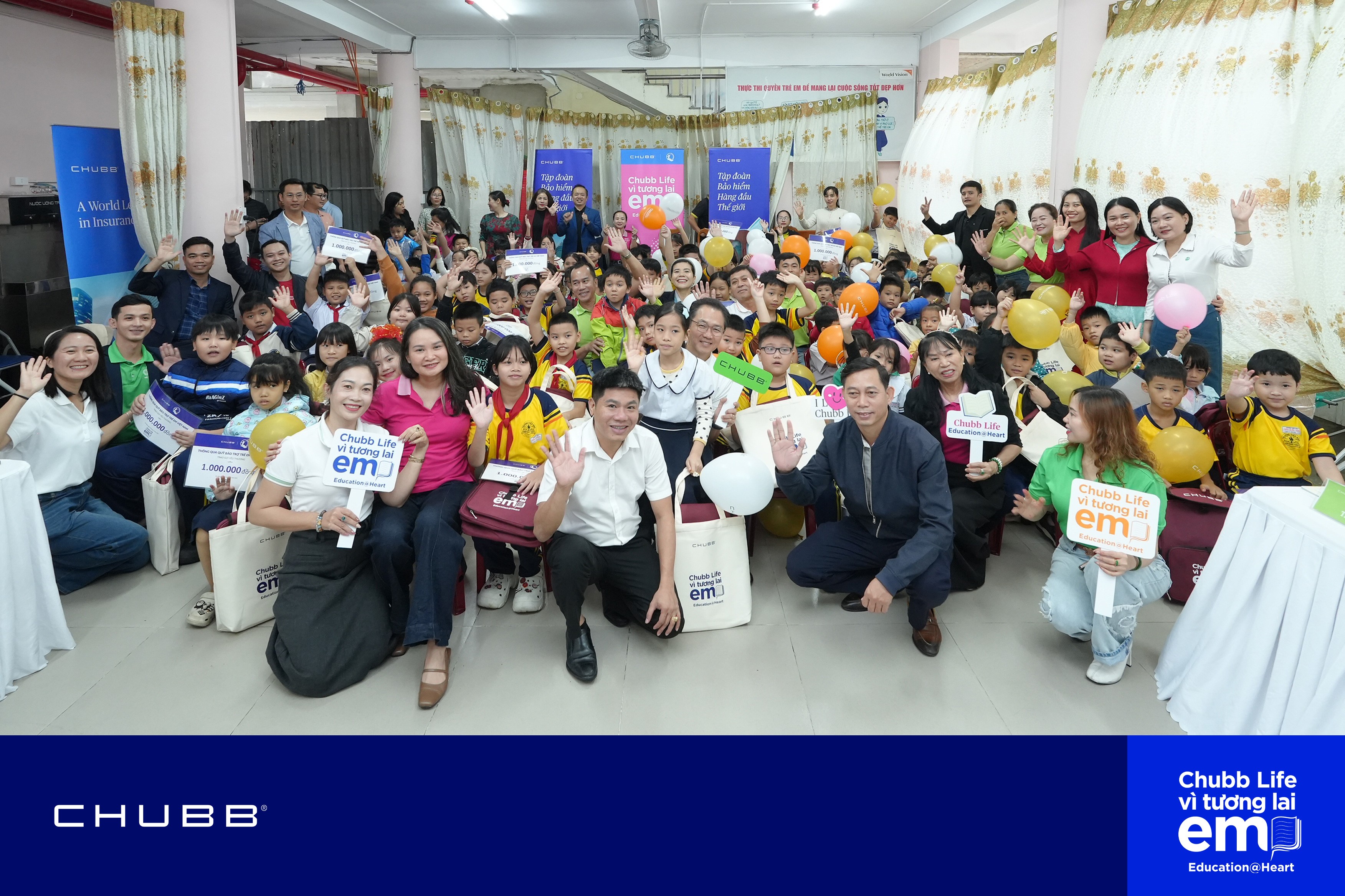 Những suất học bổng từ chương trình “Chubb Life – Vì Tương Lai Em” được trao tận tay các em học sinh, góp phần tiếp thêm động lực để các em vững bước đến trường.