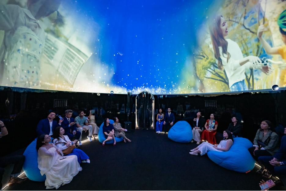 Trạm SPHERE 360º là nơi để gia đình dừng chân và đắm chìm trong những thước phim được trình chiếu 3D đầy ấn tượng.