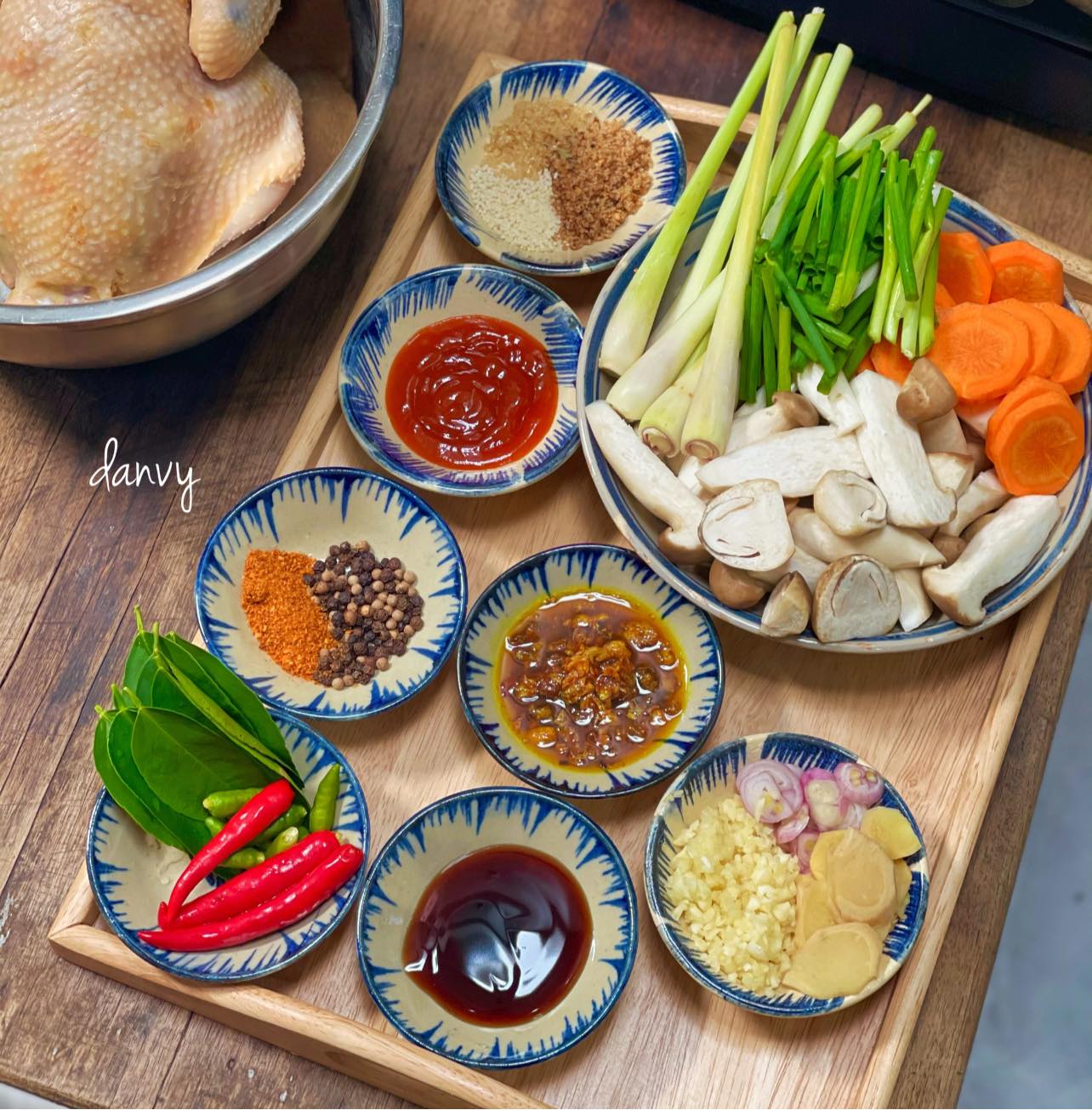 Thịt gà hấp với nguyên liệu bổ dưỡng này ngon "quên lối về" - 2