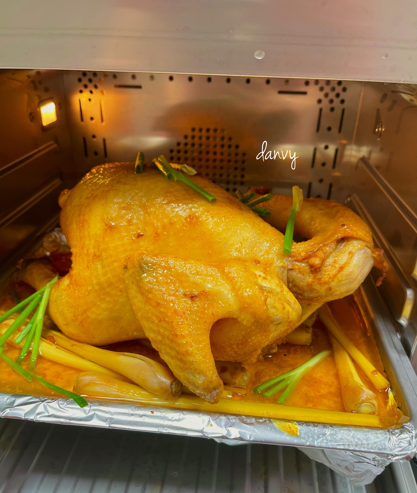 Thịt gà hấp nấm thơm nức, vị ngon đậm đà mà không hề ngán.