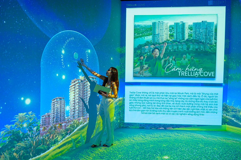 Khách hàng trải nghiệm công nghệ hiện đại tại sự kiện.