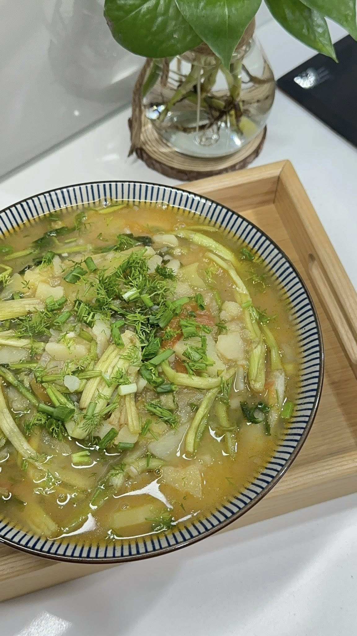 Nêm nếm lại gia vị cho vừa miệng, múc ra bát và thưởng thức khi còn nóng.