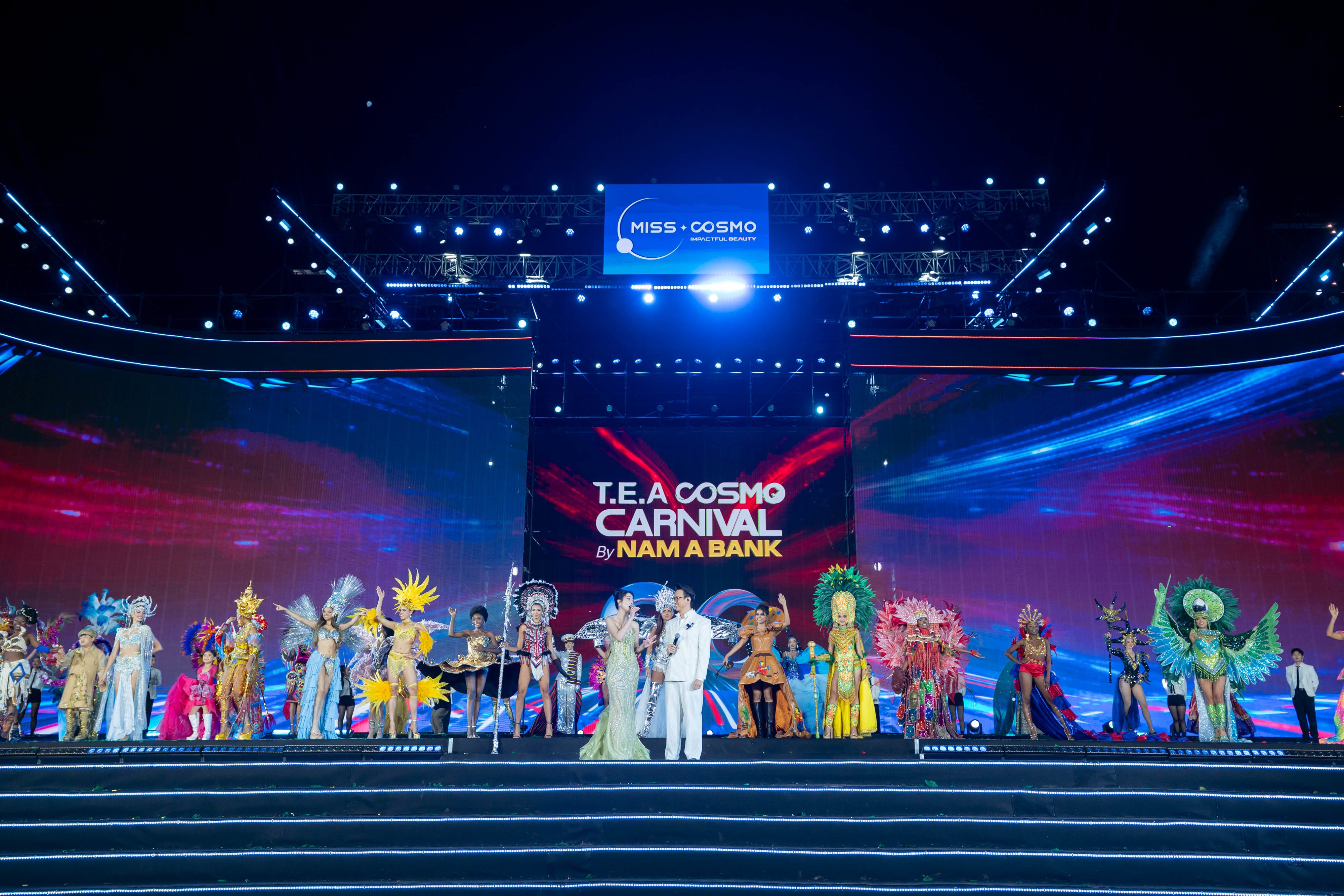 Các màn trình diễn của nghệ sĩ khách mời và gần 80 thí sinh Miss Cosmo quốc tế đã tạo nên không khí lễ hội sôi động.