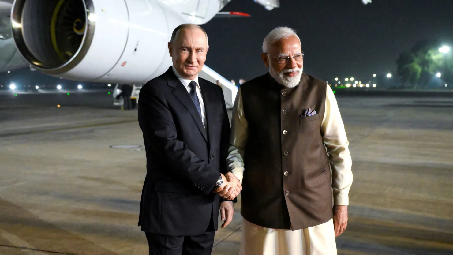 Tổng thống Nga Vladimir Putin được Thủ tướng Ấn Độ Narendra Modi chào đón khi đến Căn cứ không quân Palam ở New Delhi, Ấn Độ vào ngày 4/12/2025.