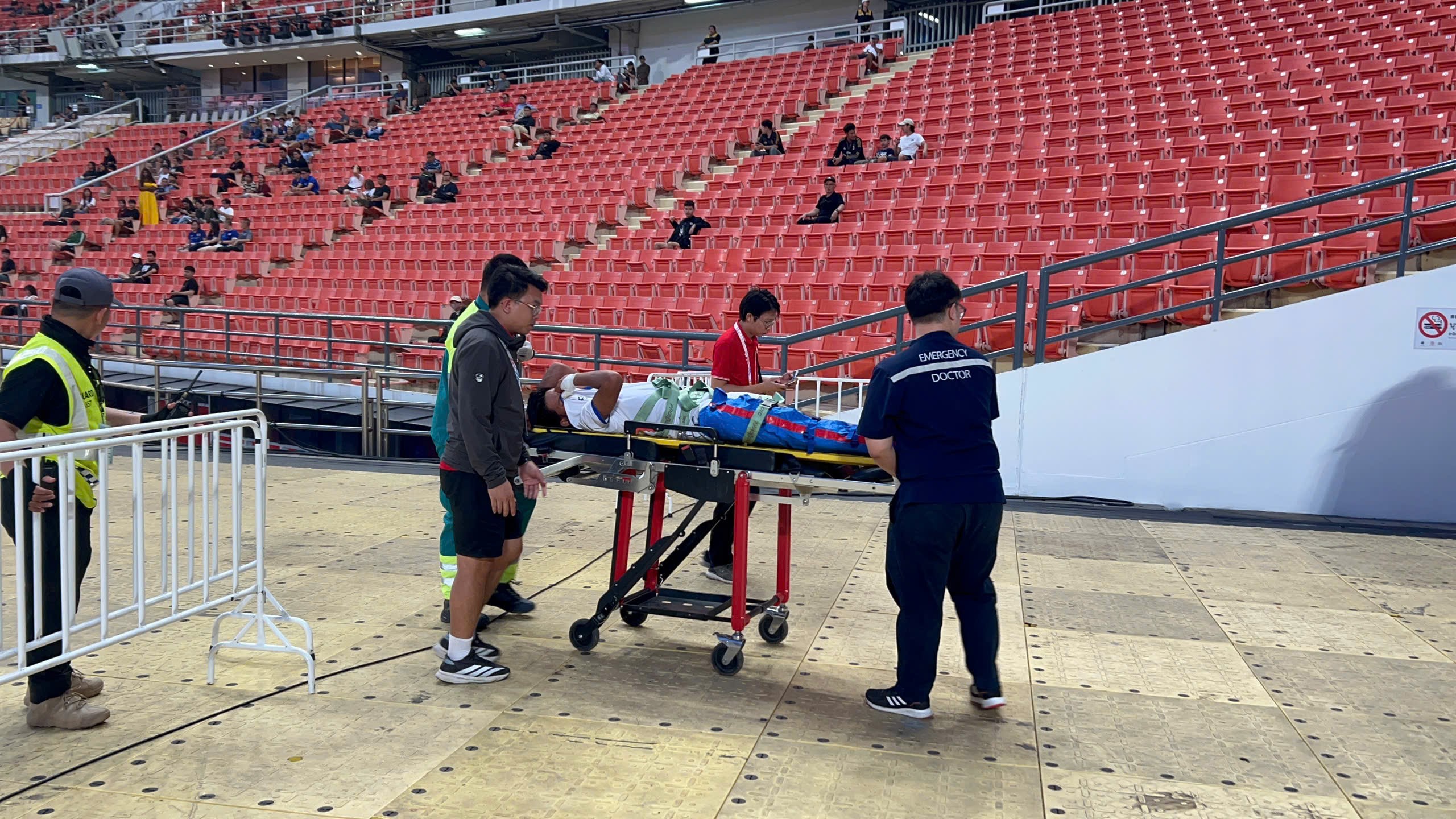 Sao U22 Lào bị nghi gãy đôi chân giống Xuân Son, phải nhập viện khẩn cấp - 11