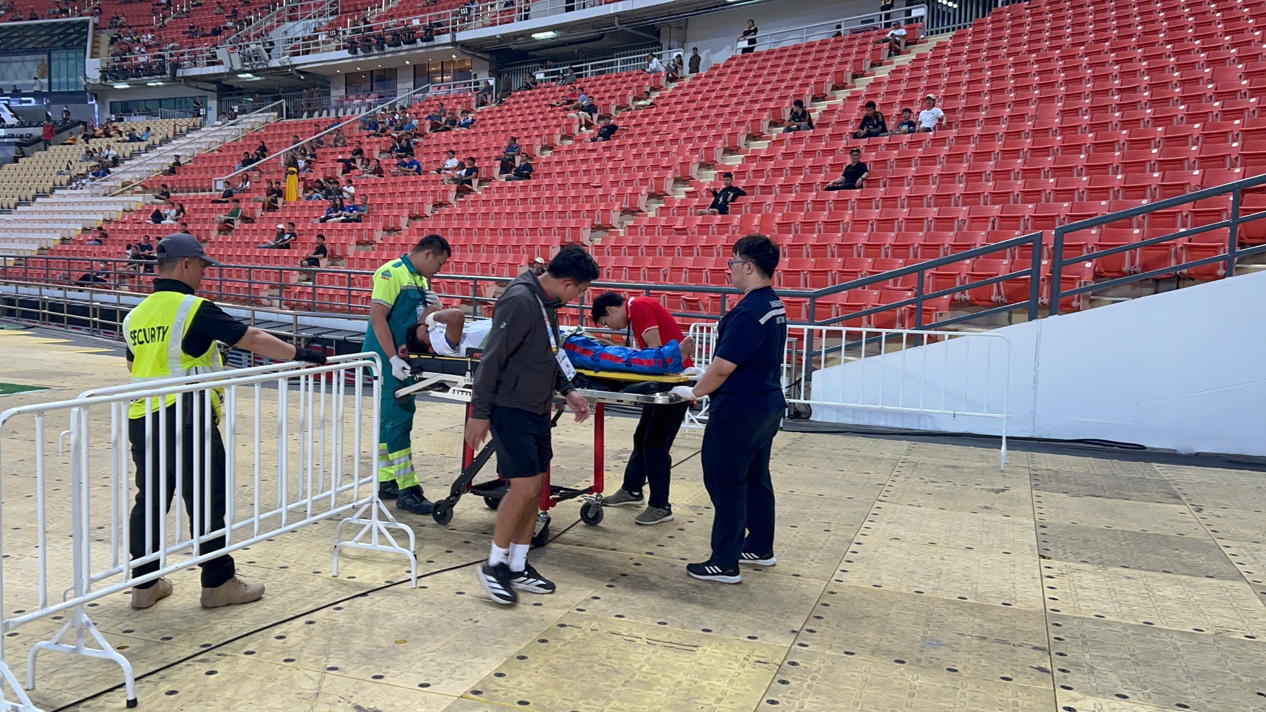 Sao U22 Lào bị nghi gãy đôi chân giống Xuân Son, phải nhập viện khẩn cấp - 10