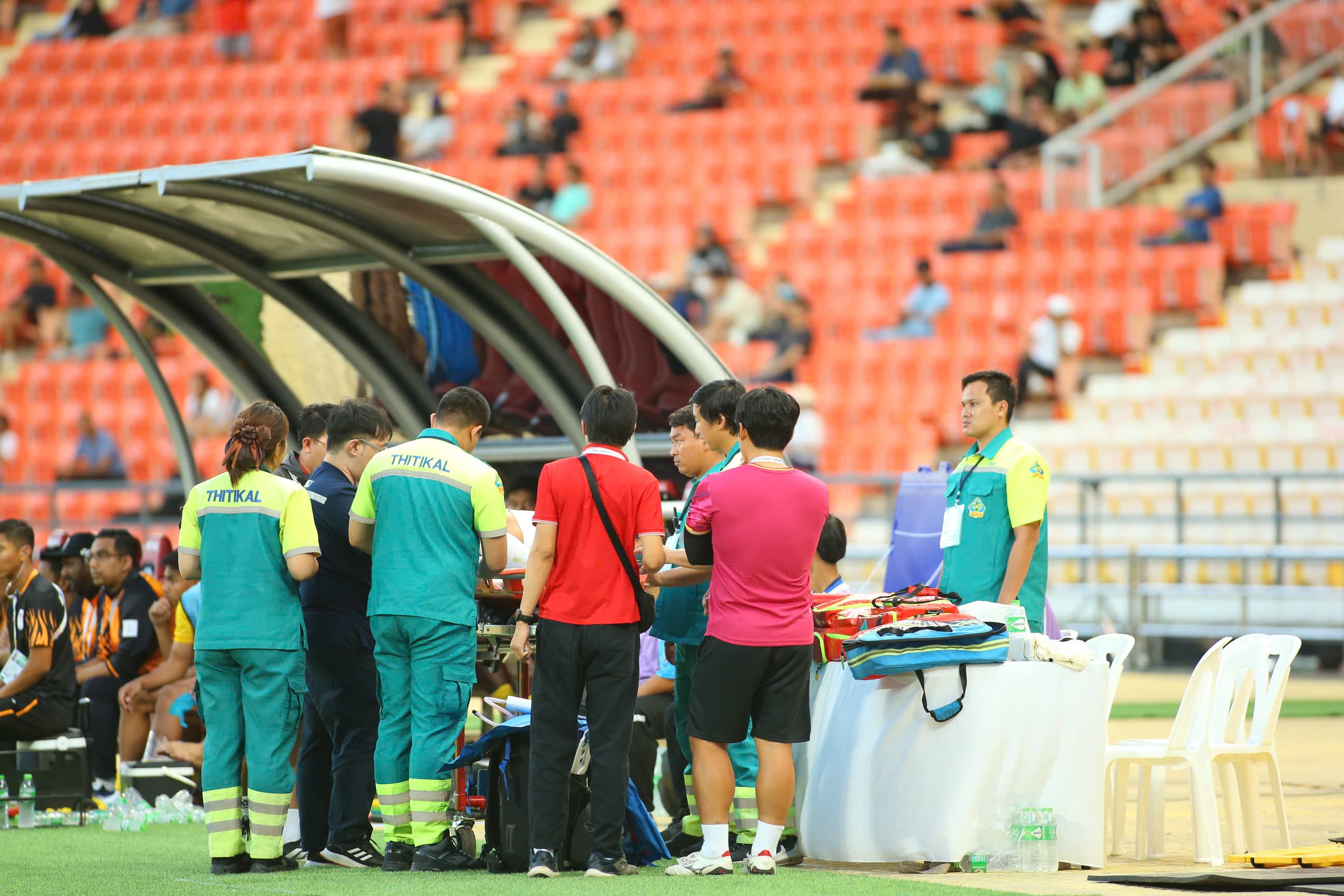Sao U22 Lào bị nghi gãy đôi chân giống Xuân Son, phải nhập viện khẩn cấp - 9