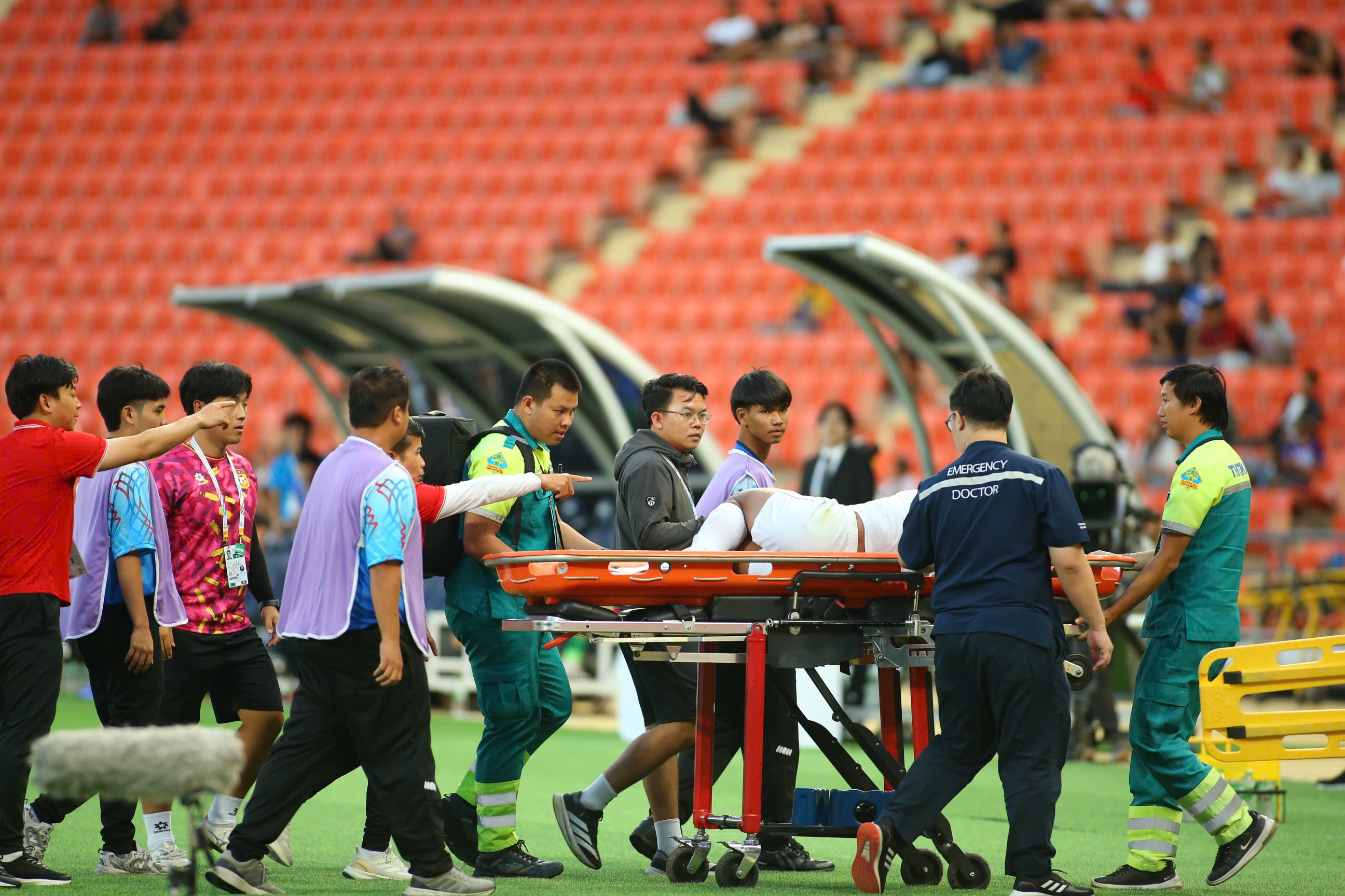 Sao U22 Lào bị nghi gãy đôi chân giống Xuân Son, phải nhập viện khẩn cấp - 8