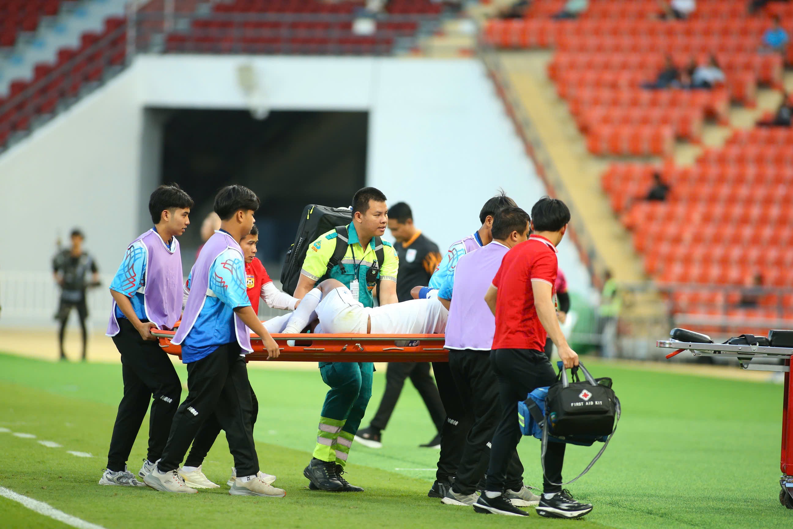 Sao U22 Lào bị nghi gãy đôi chân giống Xuân Son, phải nhập viện khẩn cấp - 7