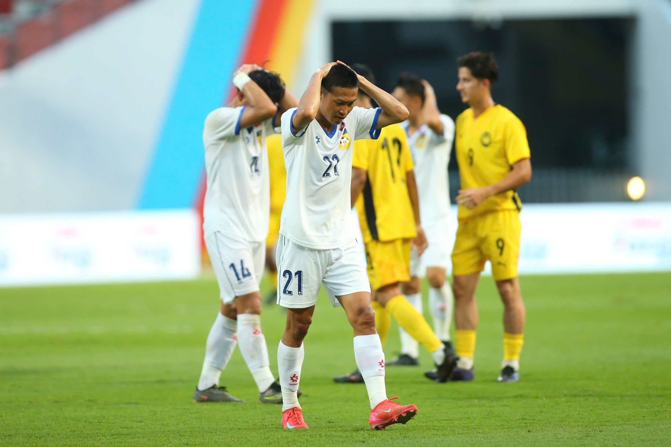 Sao U22 Lào bị nghi gãy đôi chân giống Xuân Son, phải nhập viện khẩn cấp - 5