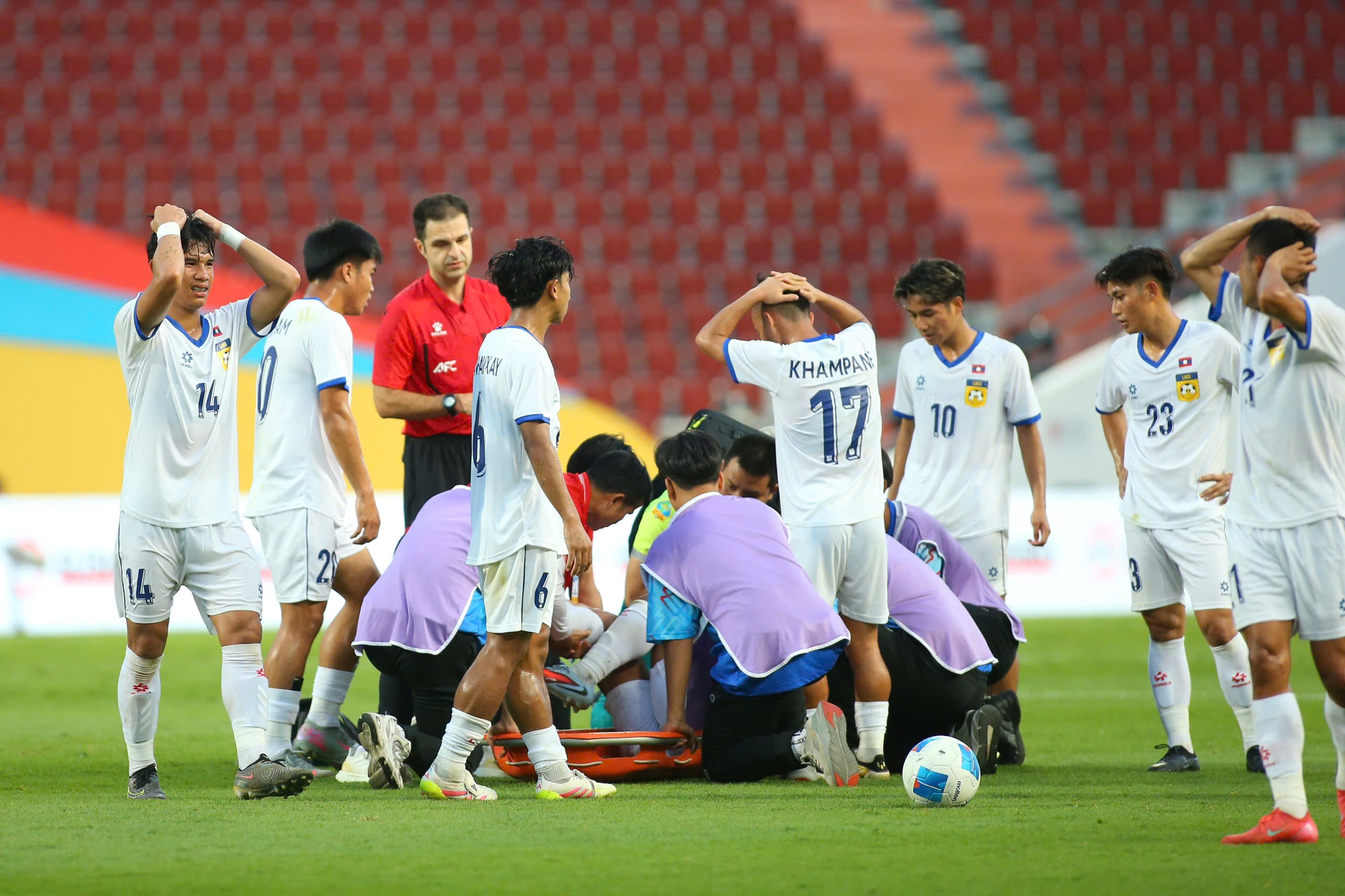 Sao U22 Lào bị nghi gãy đôi chân giống Xuân Son, phải nhập viện khẩn cấp - 6
