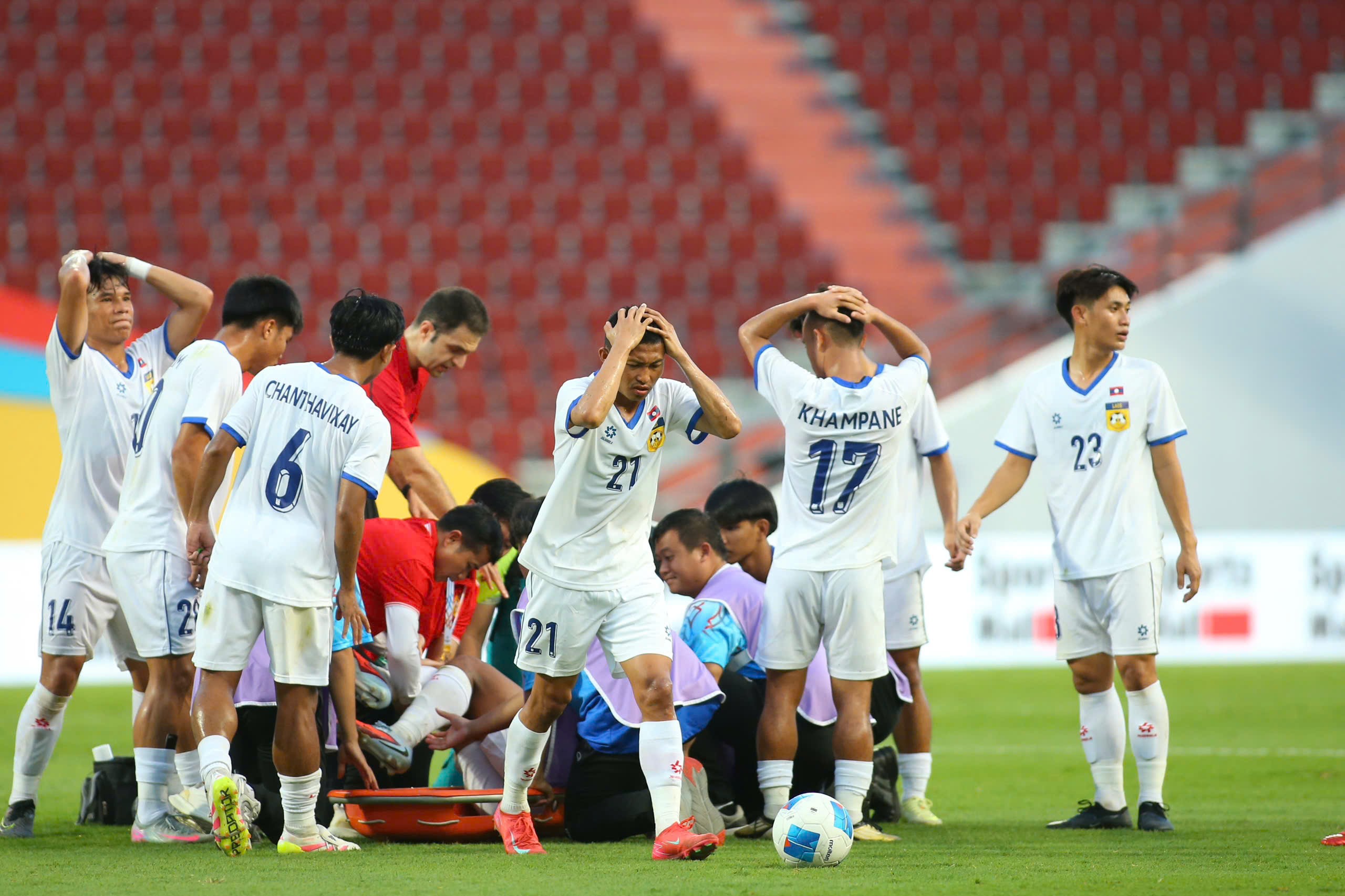 Sao U22 Lào bị nghi gãy đôi chân giống Xuân Son, phải nhập viện khẩn cấp - 3