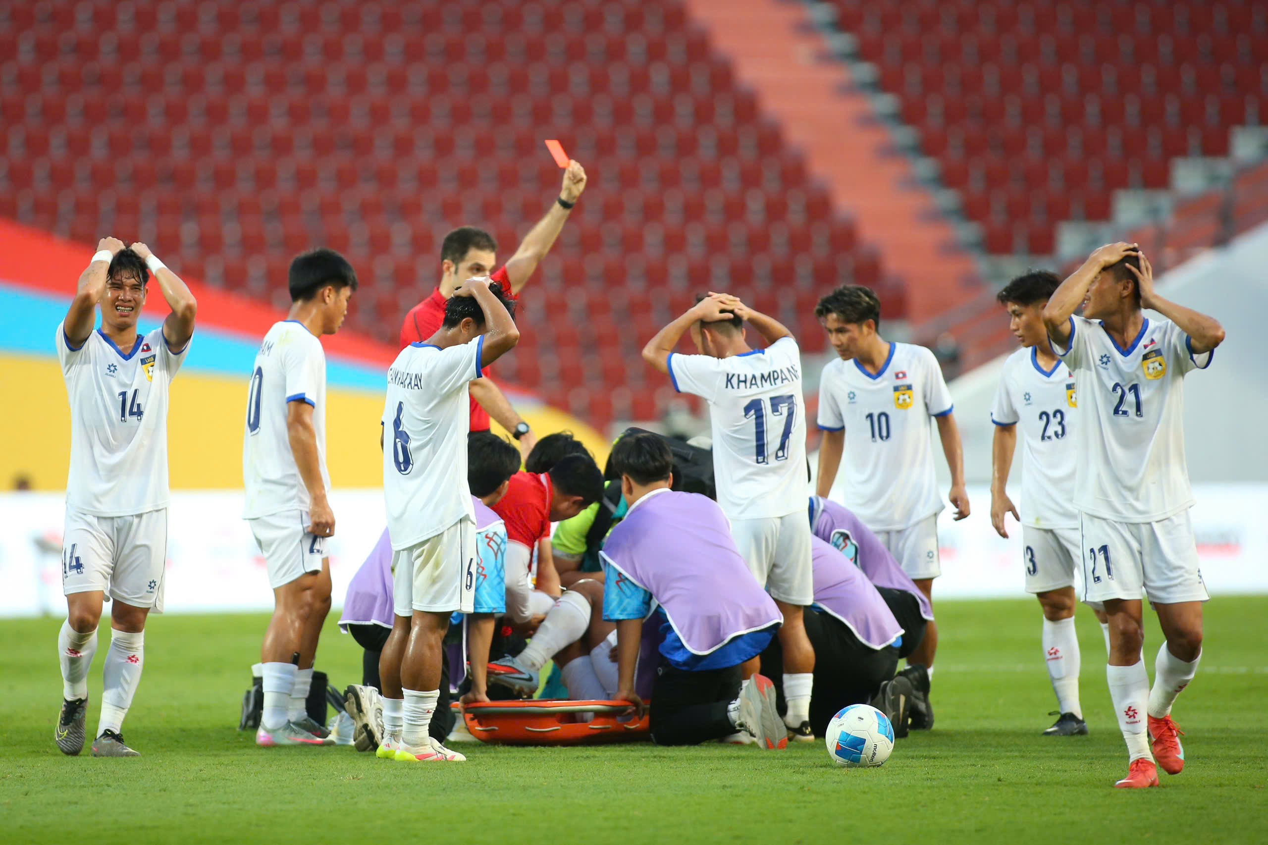 Sao U22 Lào bị nghi gãy đôi chân giống Xuân Son, phải nhập viện khẩn cấp - 4