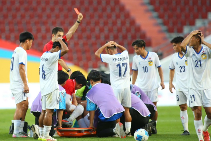 Sao U22 Lào bị nghi gãy đôi chân giống Xuân Son, phải nhập viện khẩn cấp - 2