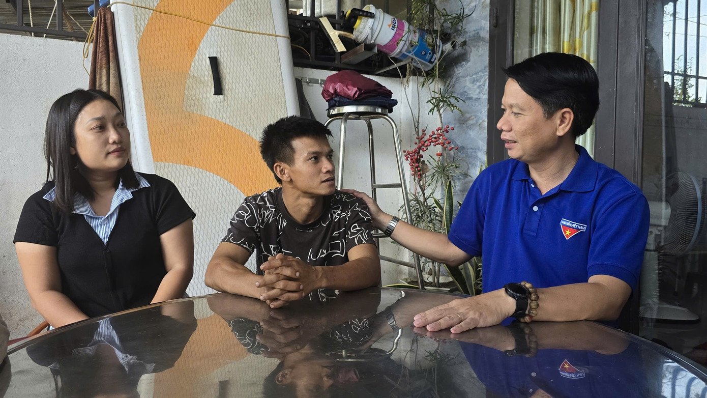 Anh Lương Minh Tùng - Phó Chủ tịch Ủy ban MTTQ Việt Nam tỉnh, Bí thư Tỉnh Đoàn Đắk Lắk (bìa phải) thăm, biểu dương tinh thần xả thân cứu người của anh Minh.