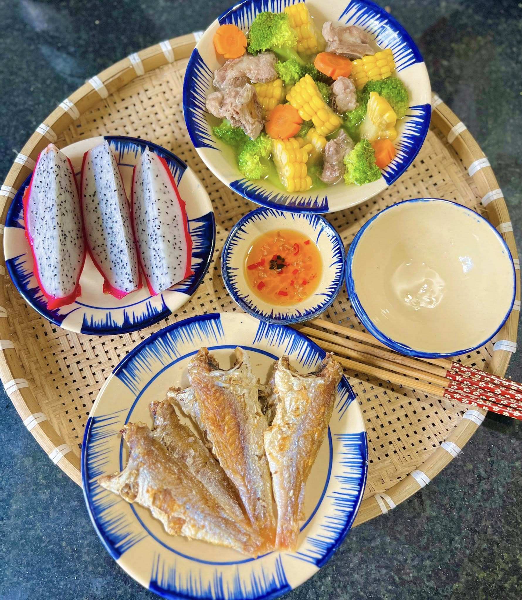 Xương nấu rau củ - Thanh long - Cá chiên