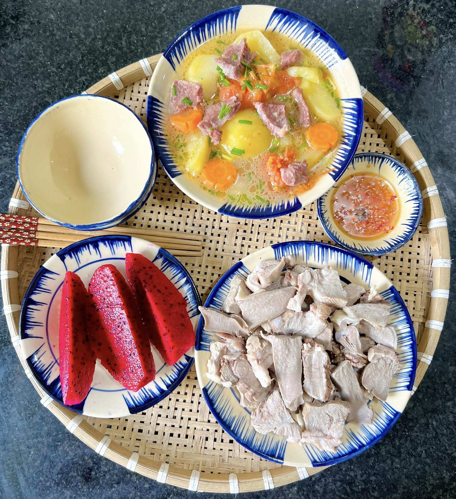 Lưỡi luộc - Thanh long đỏ - Canh khoai nấu thịt bò