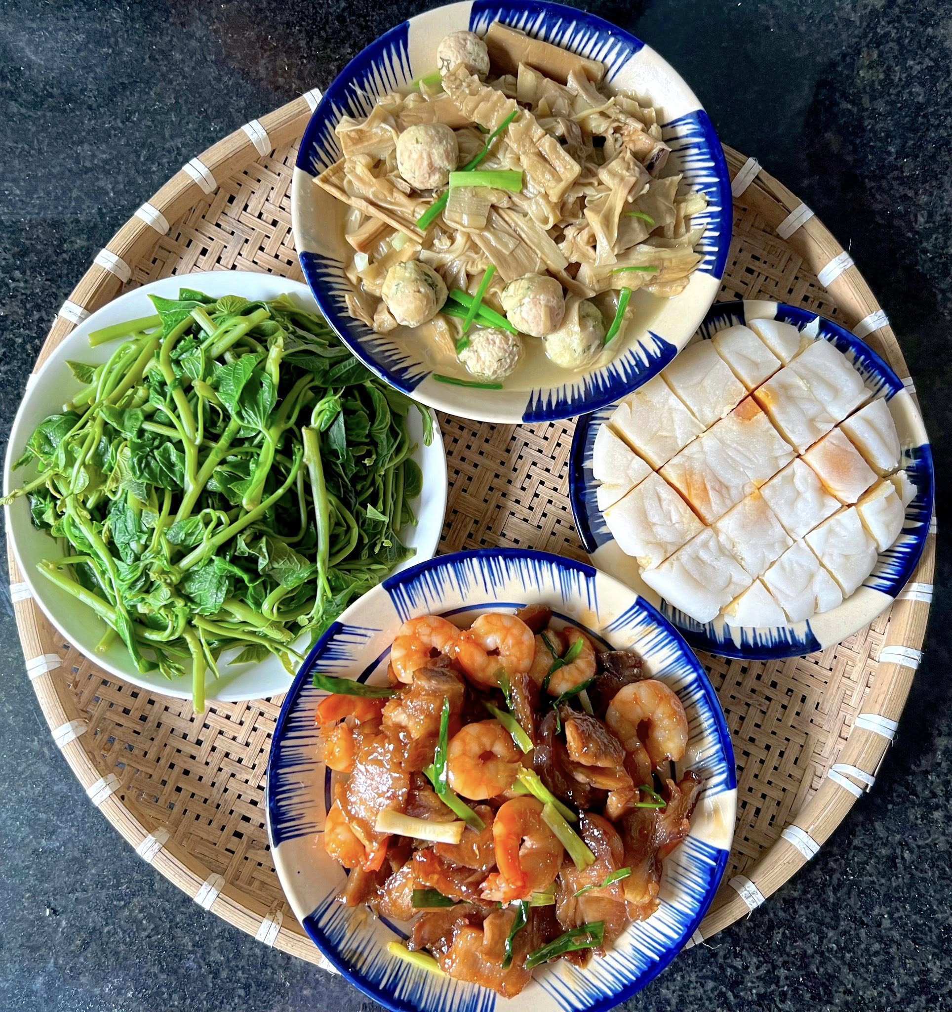 Măng nấu mọc - Thịt, tôm rim - Bánh dẻo - Rau lang luộc