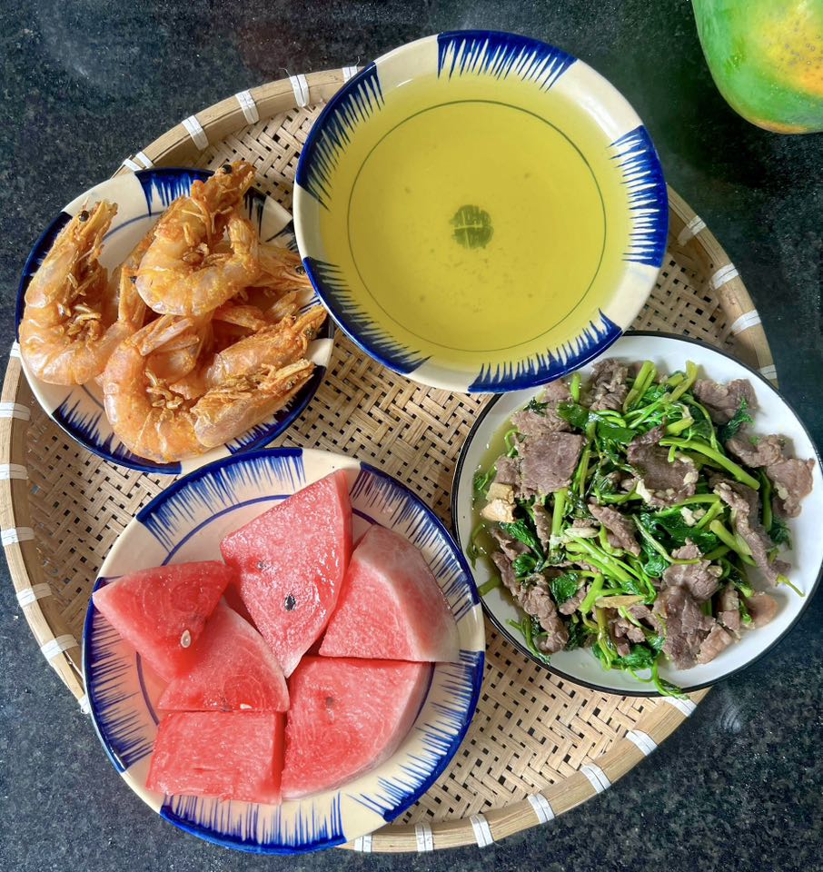 Tôm chiên - Dưa hấu - Thịt bò xào rau lang