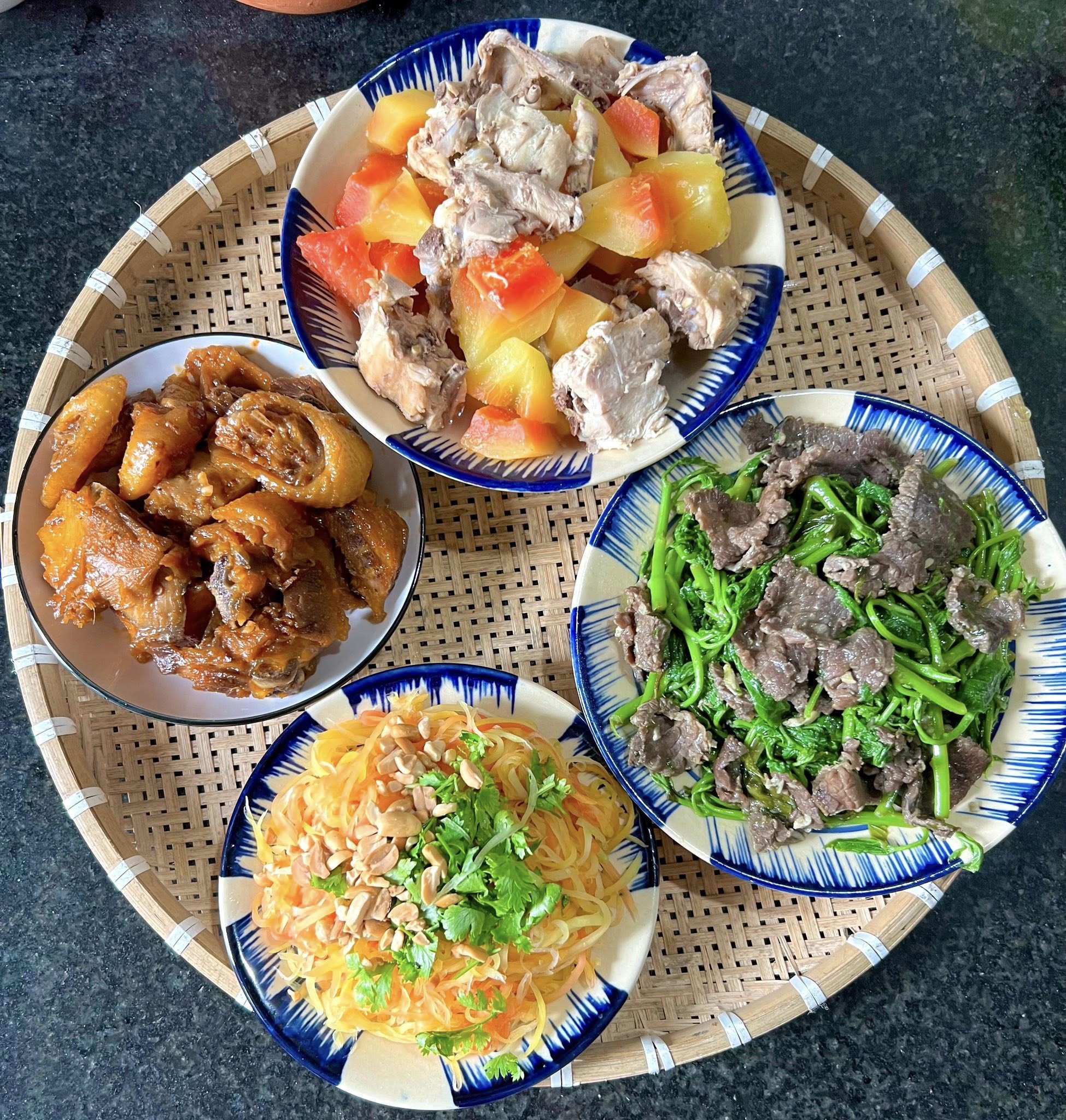 Gà chiên mắm - Nộm đu đủ - Thịt bò xào rau lang - Xương nấu đu đủ