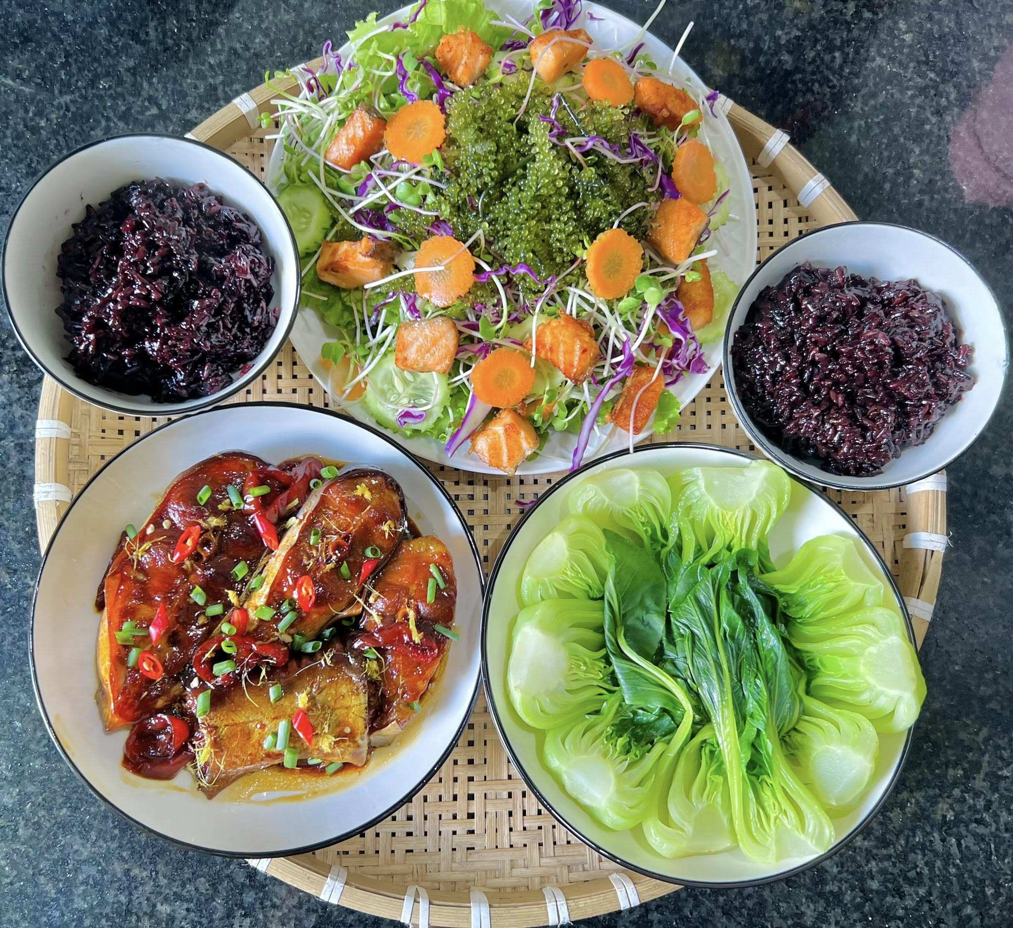 Cá ba sa kho - Salad cá hồi - Cải chíp luộc - Cơm gạo lứt