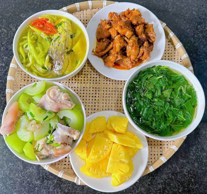 Cá nấu dọc mùng - Chân giò nấu đu đủ xanh - Sườn xào chua ngọt - Dứa - Canh rau đay