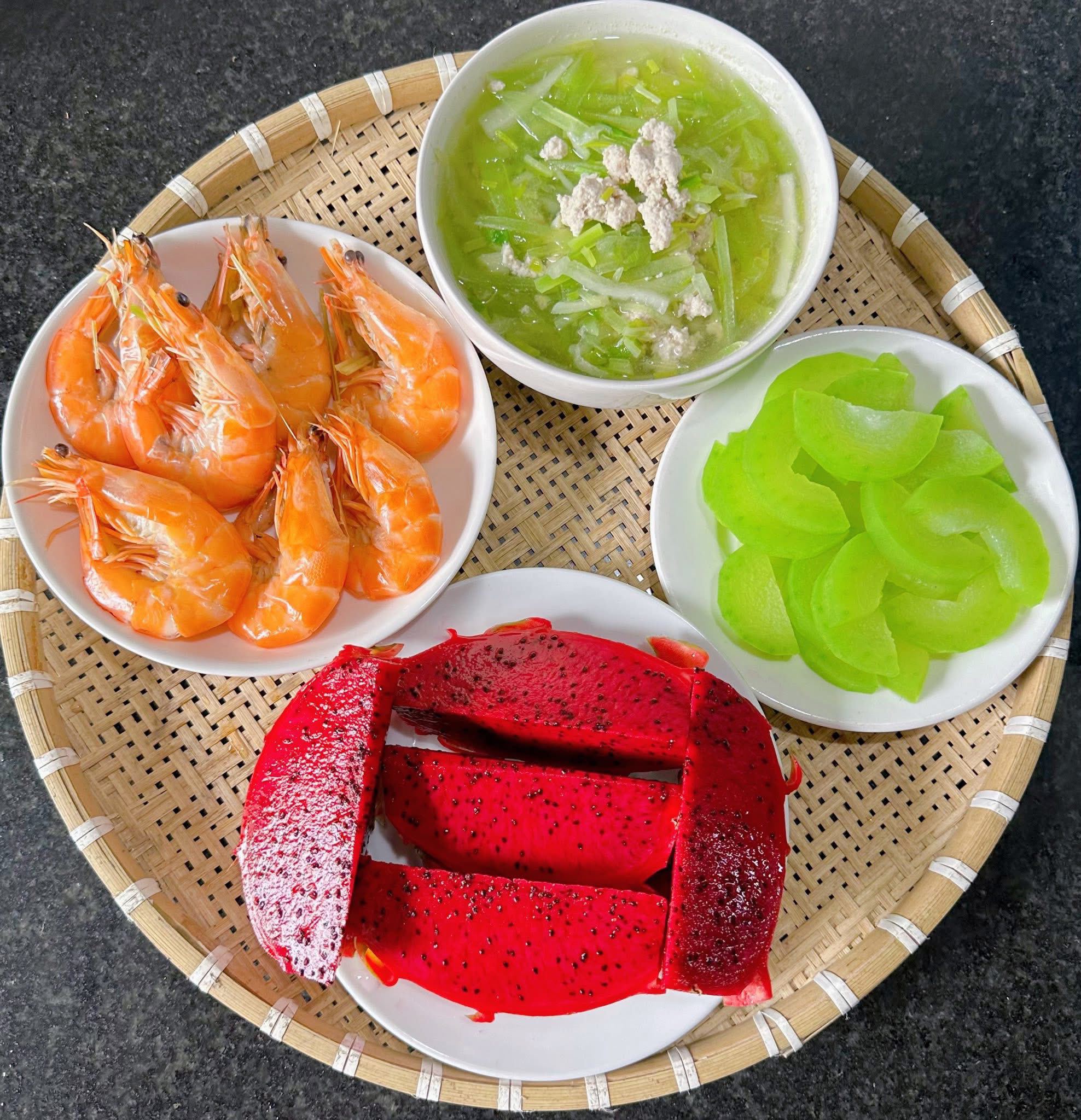 Thịt băm nấu bí - Tôm hấp - Bí luộc - Thanh long đỏ