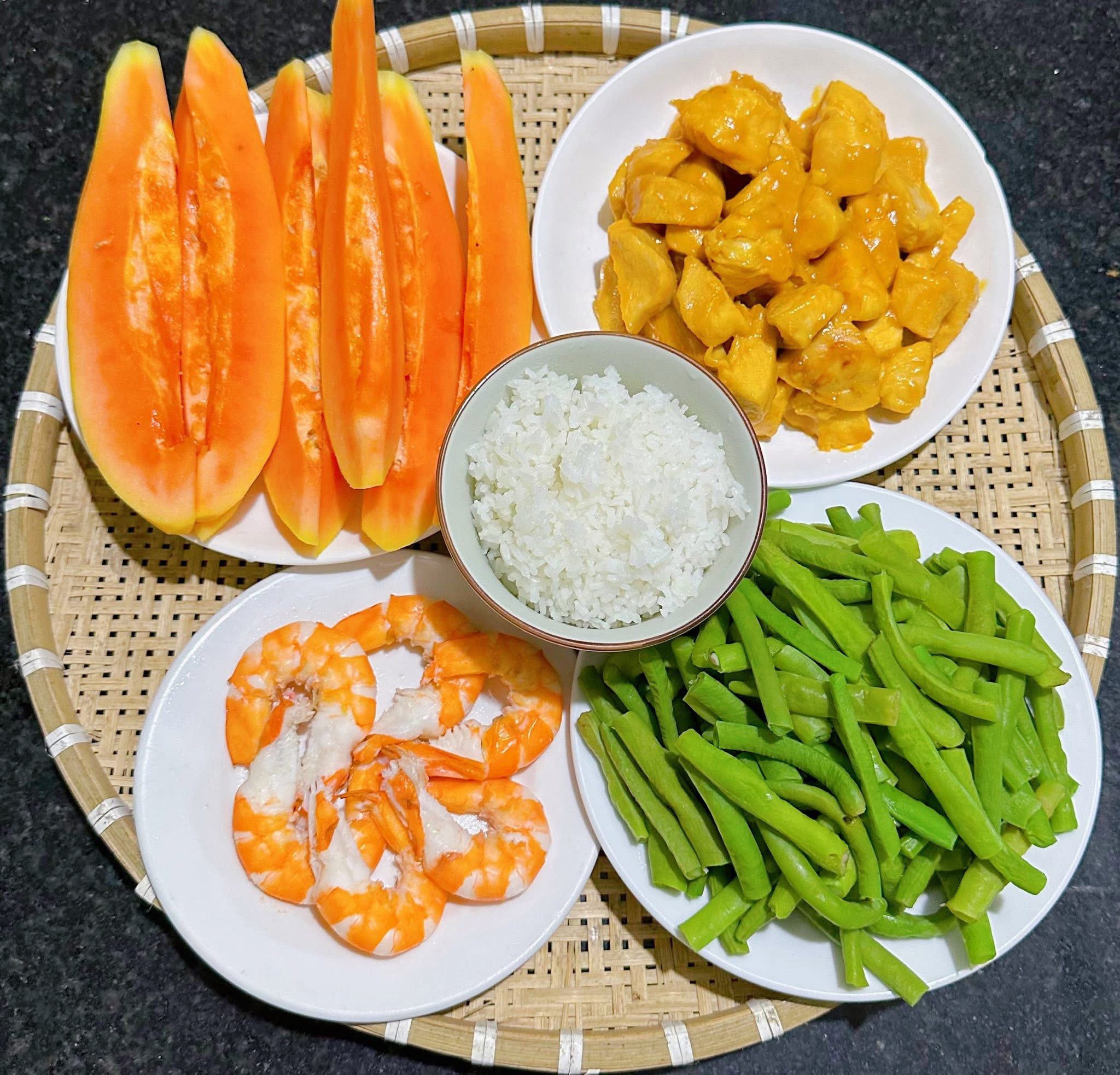 Tôm hấp - Đu đủ - Ức gà sốt phomai - Đỗ luộc