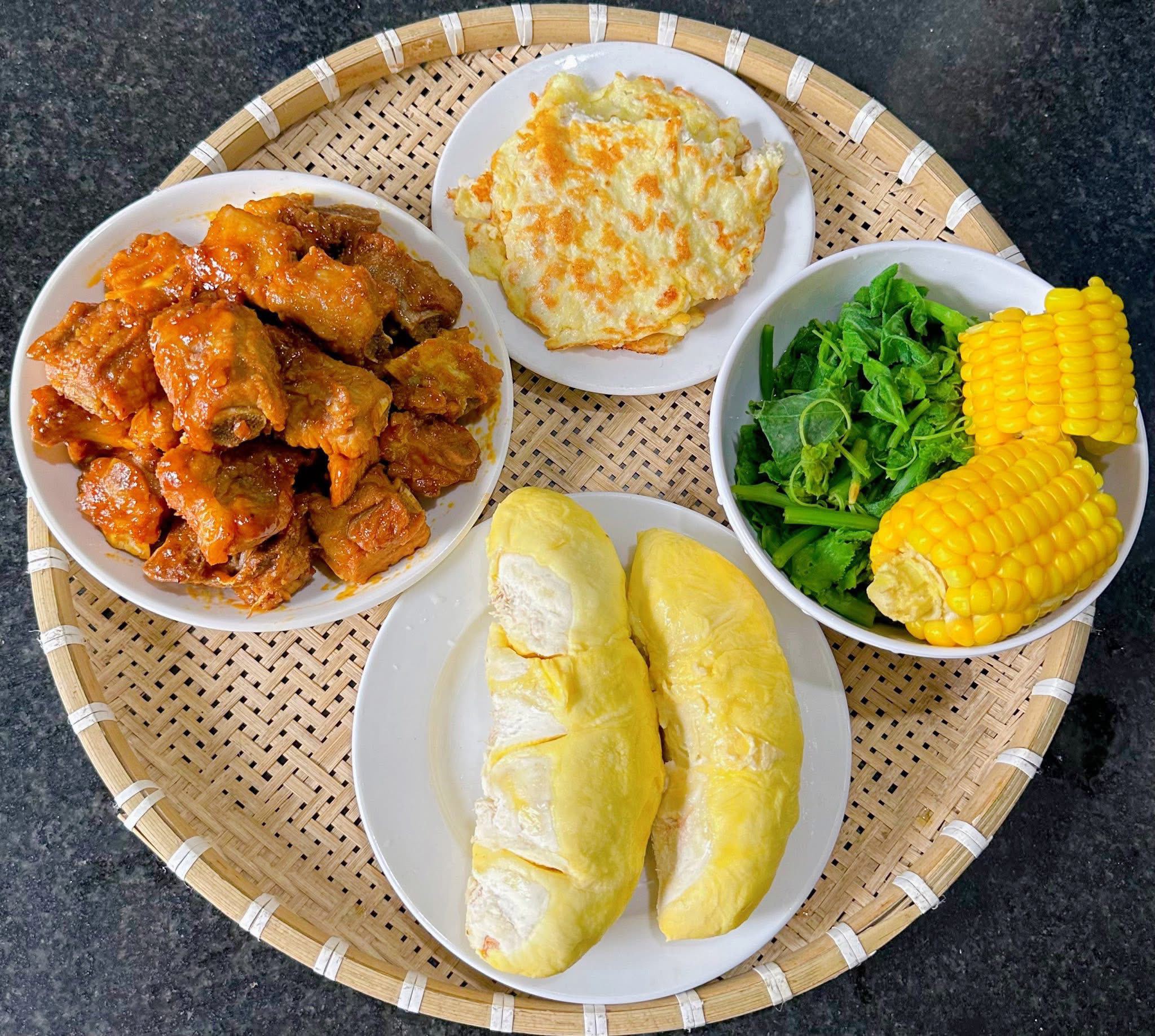 Sườn xào chua ngọt - Trứng đúc thịt - Rau bí, ngô luộc - Sầu riêng