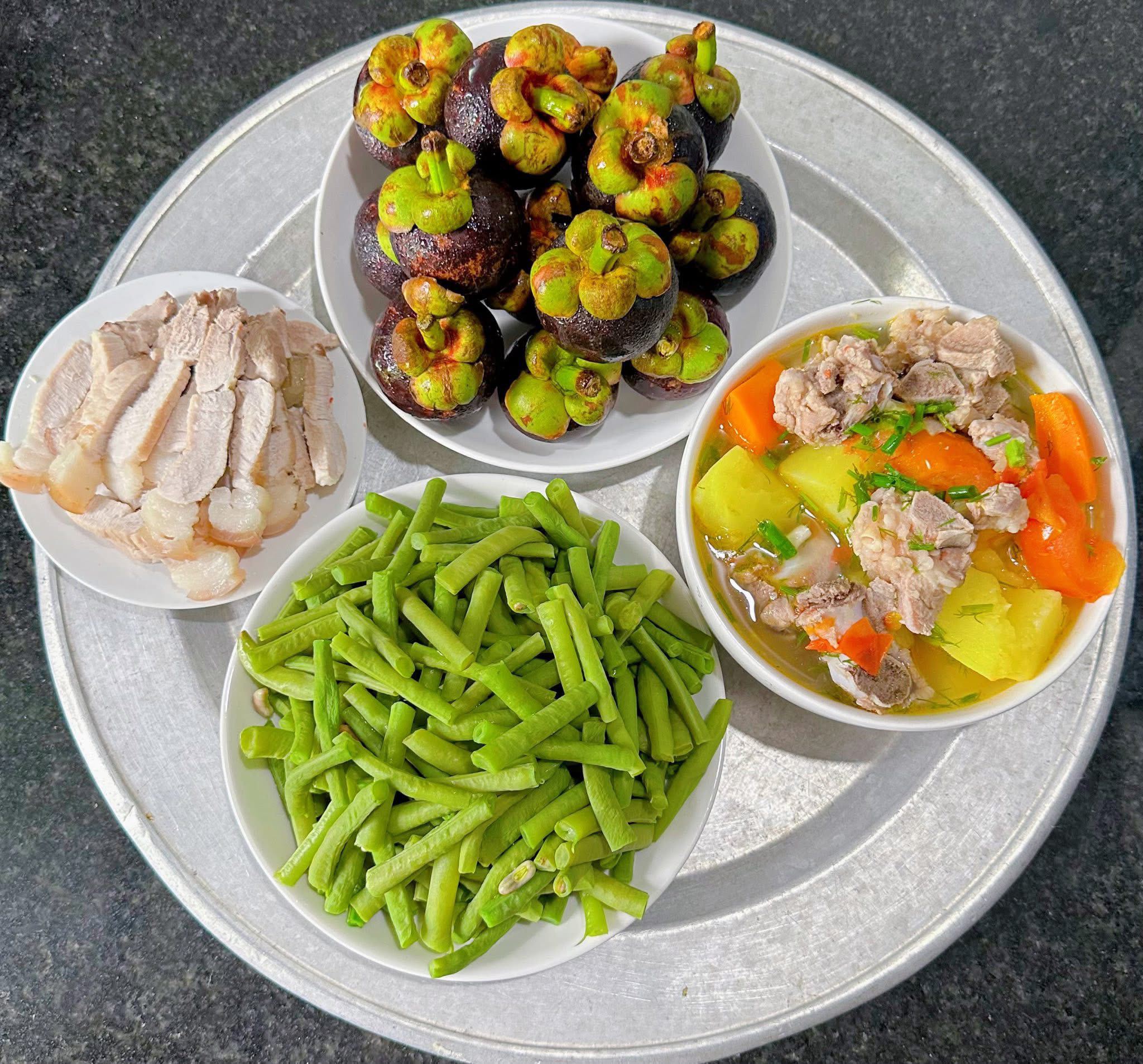 Đỗ luộc - Khoai nấu xương - Thịt luộc - Măng cụt