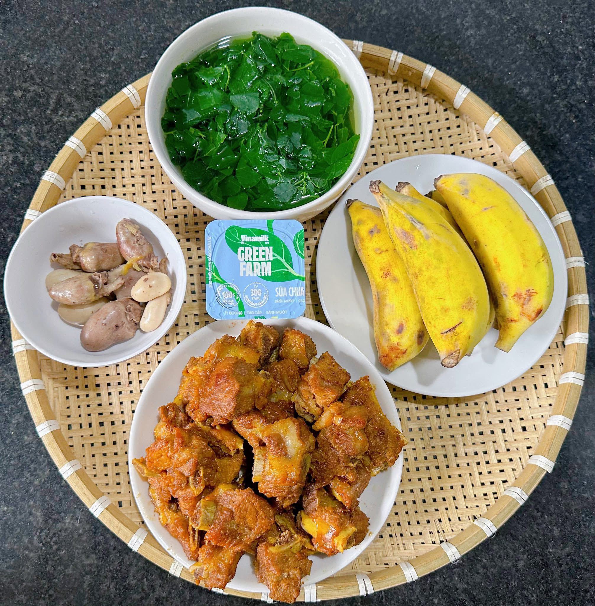 Sườn xào chua ngọt - Tim gà hấp - Rau ngót luộc - Chuối, sữa chua