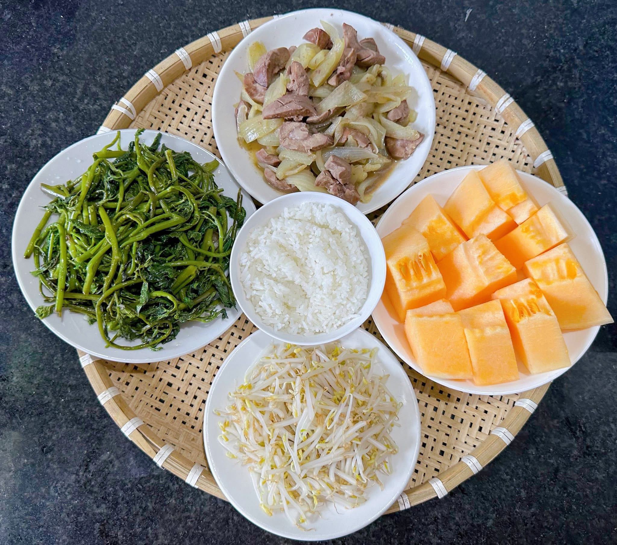 Cật xào hành tây - Giá luộc - Rau lang xào - Dưa vàng