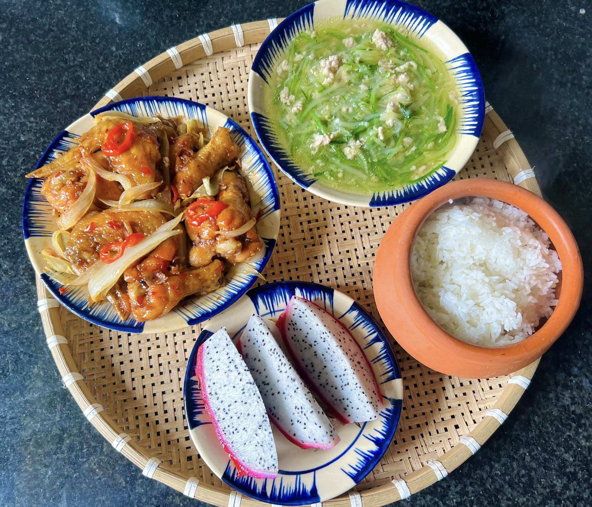 Gà chiên mắm - Bí ngòi nấu thịt bằm - Thanh long