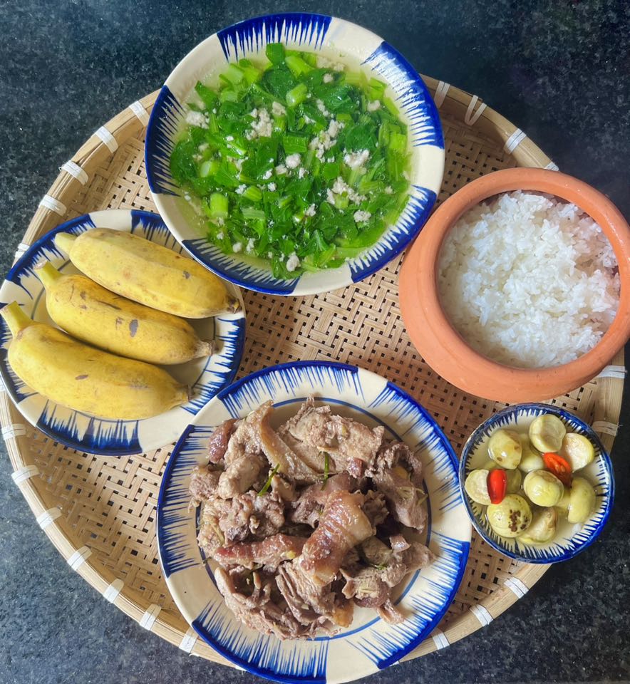 Gà rang - Rau cải nấu thịt băm - Cà muối - Chuối