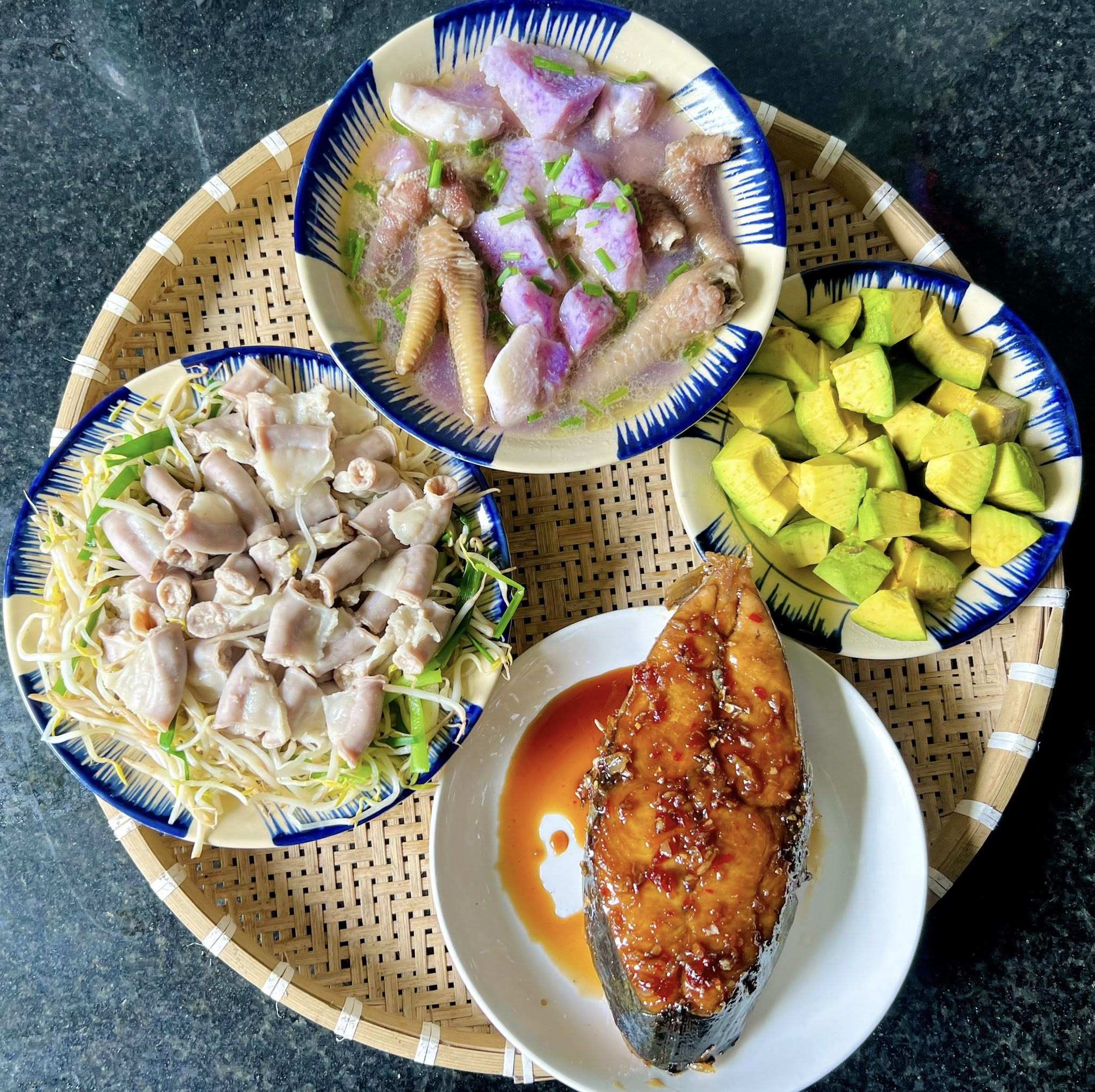 Cá thu sốt - Bơ - Chân gà nấu khoai mỡ - Lòng chần giá