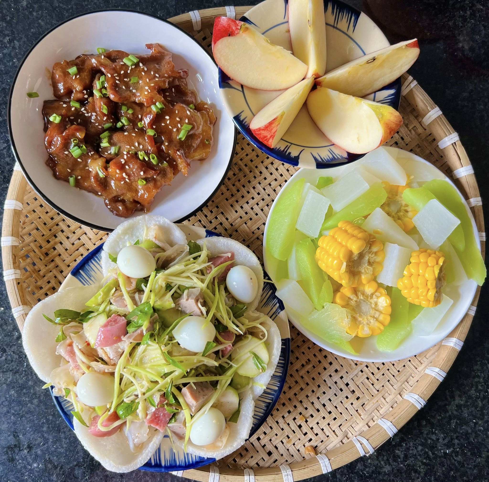 Thịt rim mặn ngọt - Tré trộn - Rau củ luộc - Táo