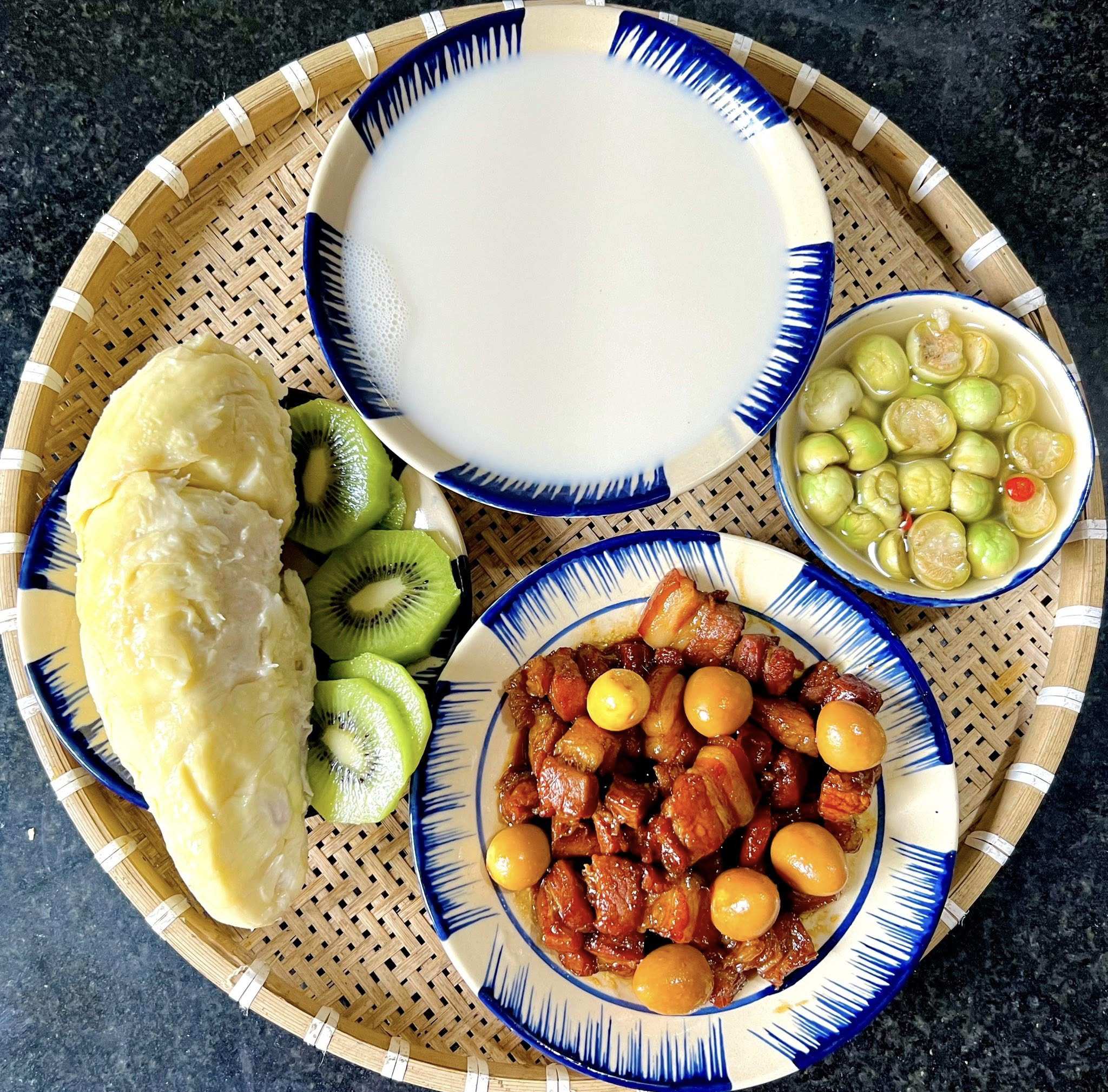 Thịt kho - Cà muối - Nước đậu - Sầu riêng, kiwi