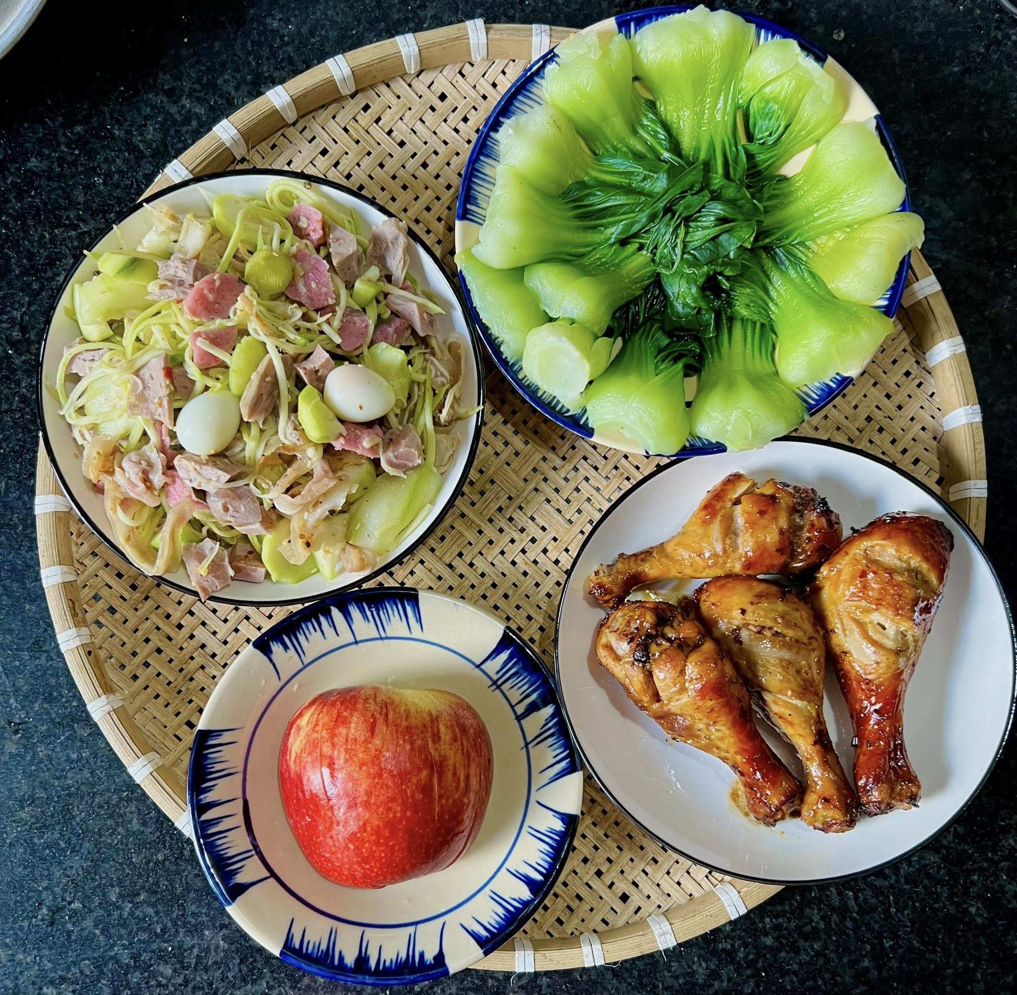 Tré trộn - Cải chíp luộc - Táo - Đùi gà nướng