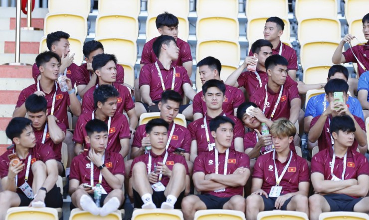 Chiều 6/12, toàn đội U22 Việt Nam đã có mặt trên khán đài sân Rajamangala để theo dõi trận đấu giữa U22 Malaysia và U22 Lào c