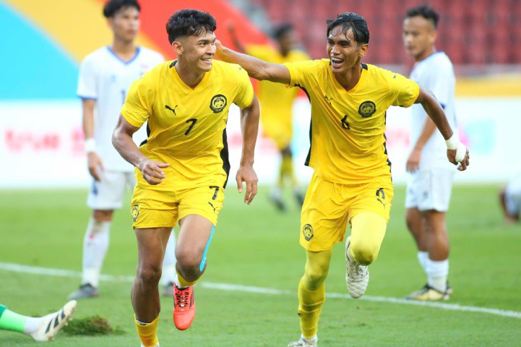 Rất may, "Hồ Mã Lai" đã kịp bừng tỉnh để giành chiến thắng 4-1, qua đó tạm thời vượt thầy trò HLV Kim Sang Sik để giành ngôi đầu bảng B